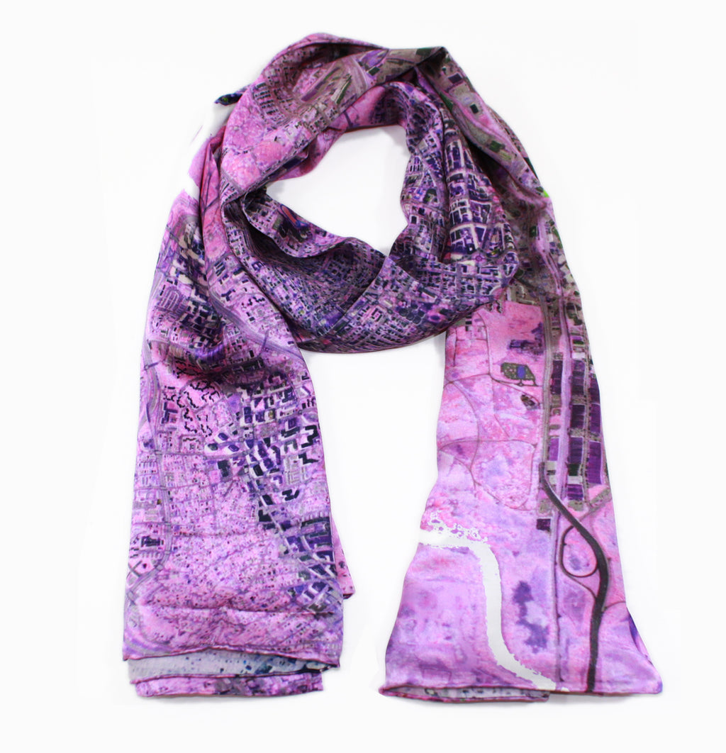 Washington D.C., USA pink map print scarf in silk. Perfect gift or souvenir for women and men. 